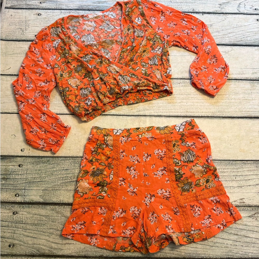Chelsea & Violet 2 pc. orange crop V front top and shorts. XS